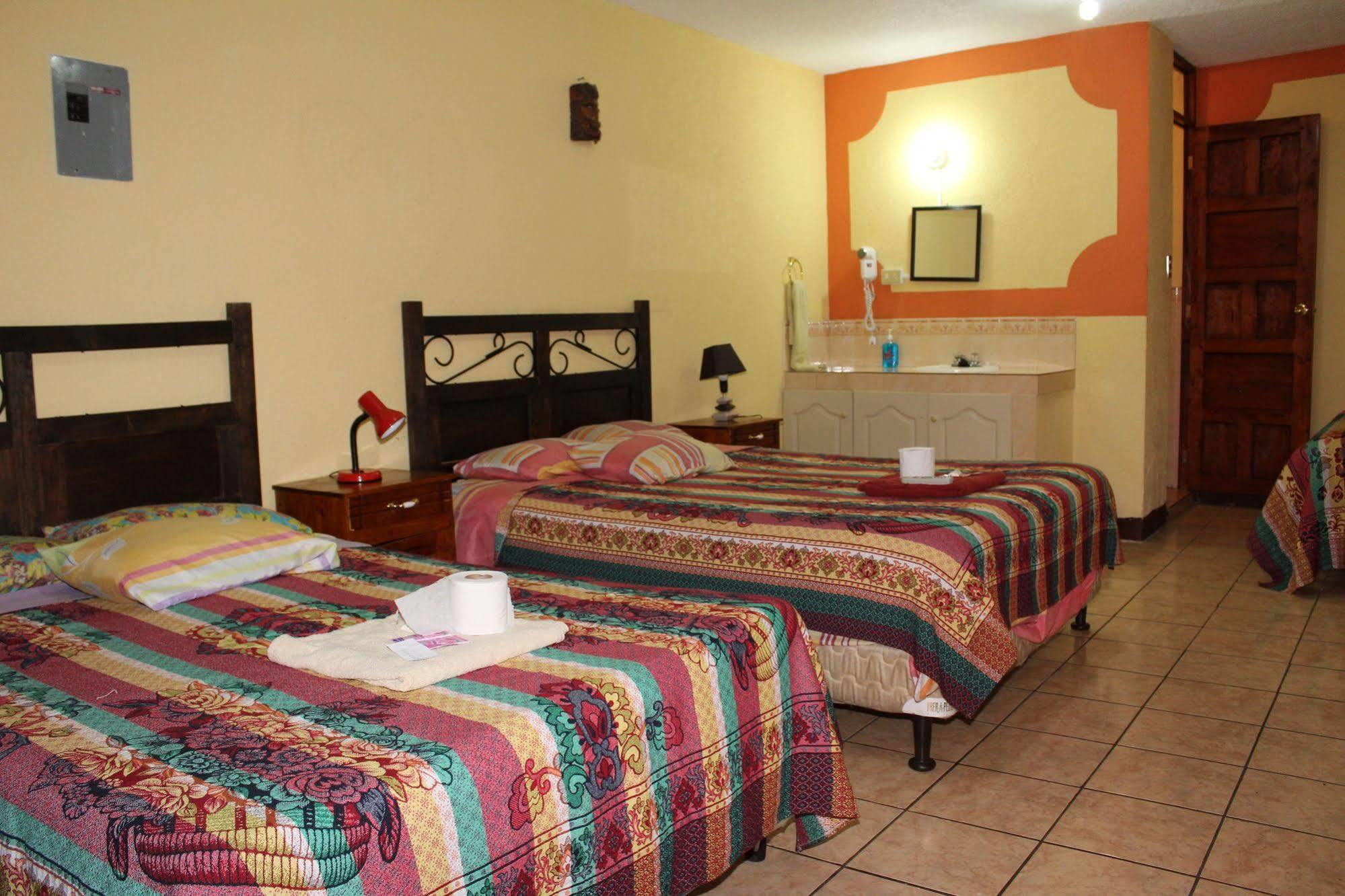 Hotel Kasa Kamelot كويتزالتنانغو المظهر الخارجي الصورة